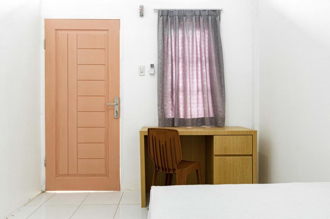 Reddoorz Plus Near Soekarno Hatta Airport Taman Mahkota Hotel Tangerang Exterior photo