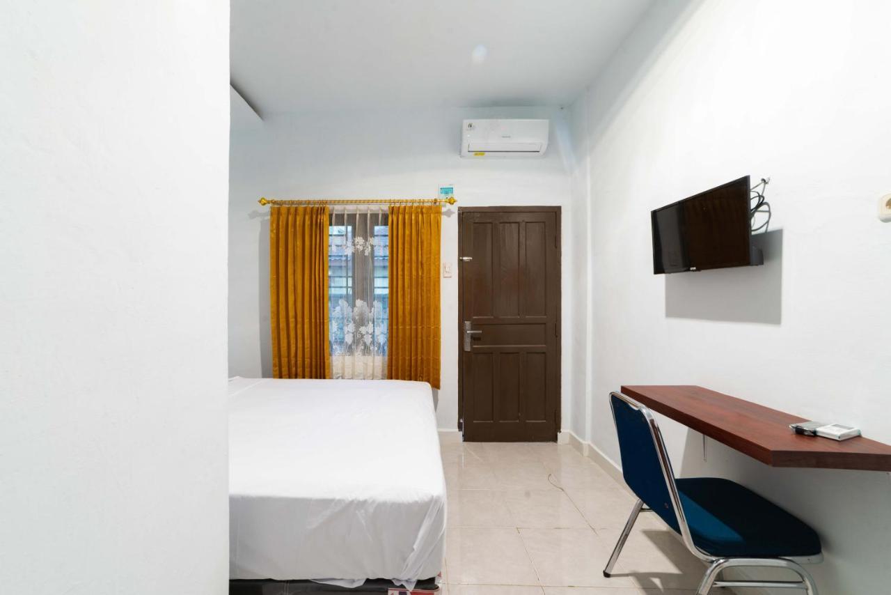 Reddoorz Plus Near Soekarno Hatta Airport Taman Mahkota Hotel Tangerang Exterior photo