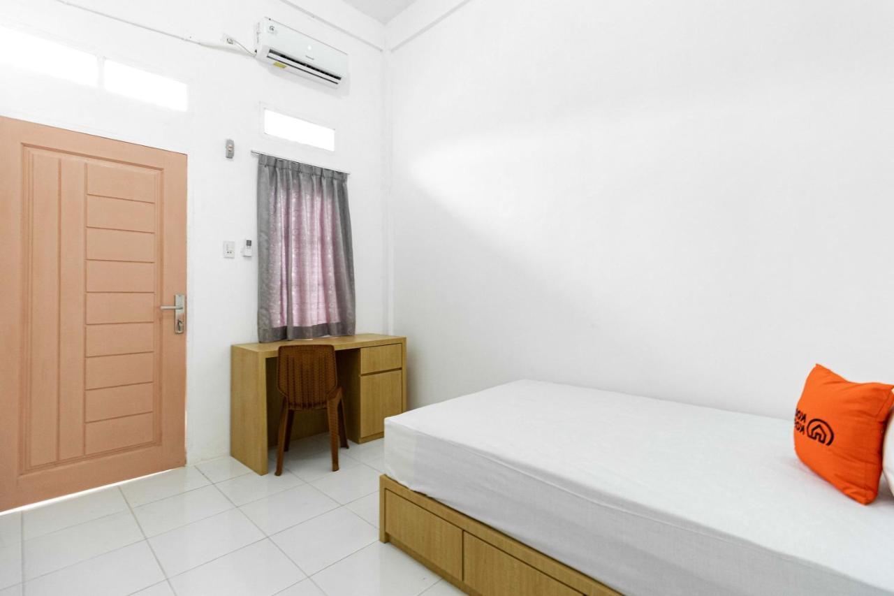 Reddoorz Plus Near Soekarno Hatta Airport Taman Mahkota Hotel Tangerang Exterior photo