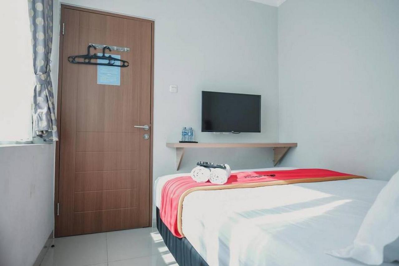 Reddoorz Plus Near Soekarno Hatta Airport Taman Mahkota Hotel Tangerang Exterior photo